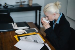 Dame drikker kaffe på arbejdet